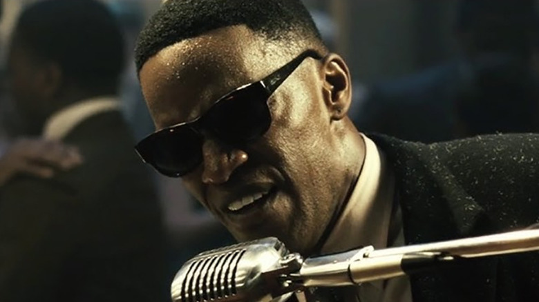 Jamie Foxx as Ray Charles singing at a piano in the movie Ray