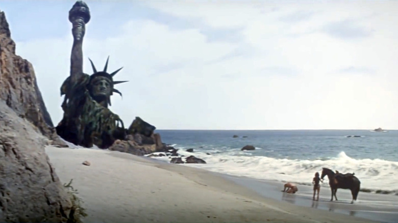 Taylor and Nova encounter the remainings of the Statue of Liberty in Planet of the Apes
