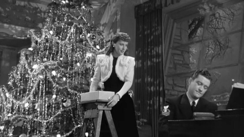 Elizabeth Lane (Barbara Stanwyck) looks at Jefferson Jones (Dennis Morgan) from her Christmas tree in Christmas in Connecticut