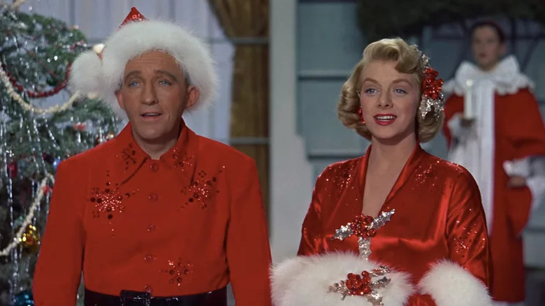 Bob Wallace (Bing Crosby) and Betty Haynes (Rosemary Clooney) sing on a Christmas set in White Christmas