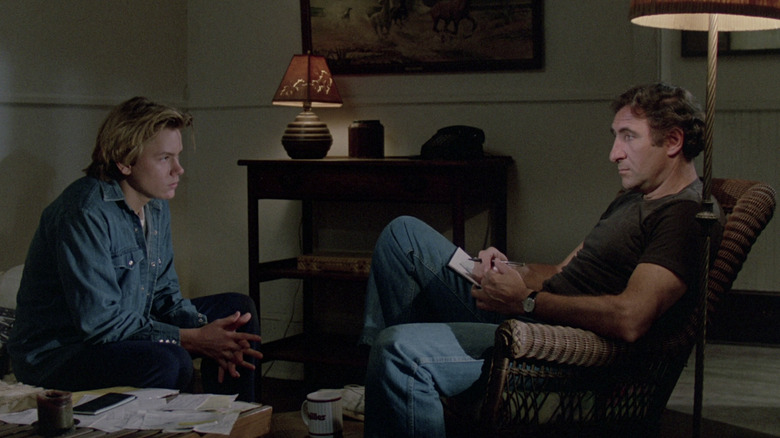 River Phoenix as Danny Pope talking to Judd Hirsch as Arthur Pope in Running on Empty