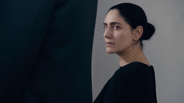 Ronit Elkabetz as Viviane Amsalem looking to her left in Gett: The Trial of Viviane Amsalem