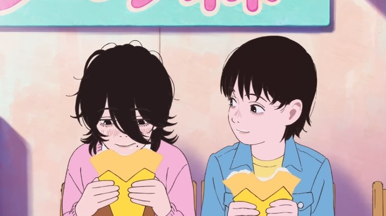 Kyomoto and Fujino sitting side by side and snacking in Look Back