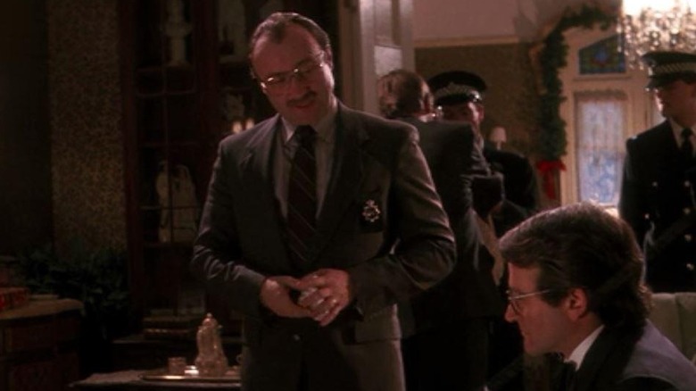 Phil Collins as Inspector Good talking to Robin Williams as Peter in Hook