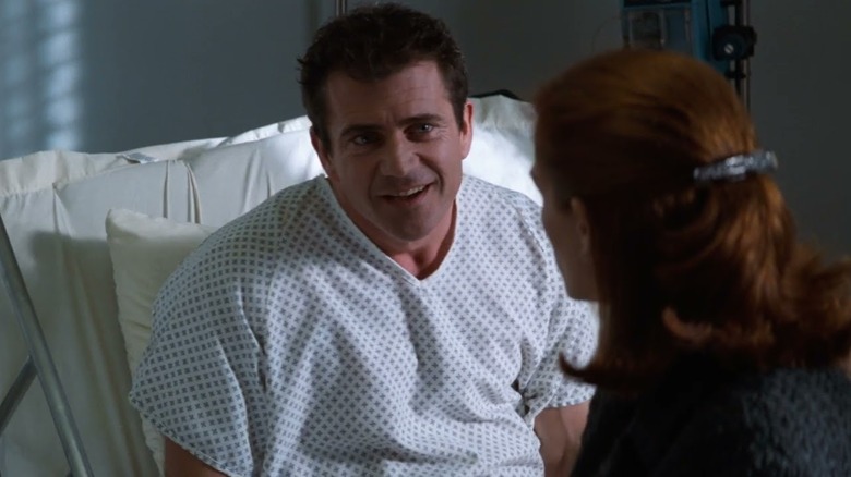 Jerry (Mel Gibson) talks to Alice (Julia Roberts) in Conspiracy Theory