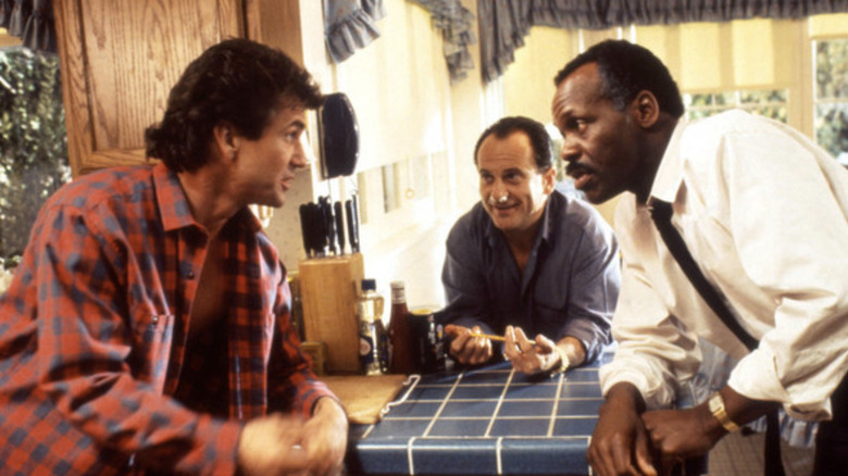 Riggs (Mel Gibson) talks to Leo Getz (Joe Pesci) and Murtaugh (Danny Glover) in Lethal Weapon 2