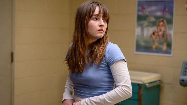 Kaitlyn Dever as Betsy looking behind her in Dopesick
