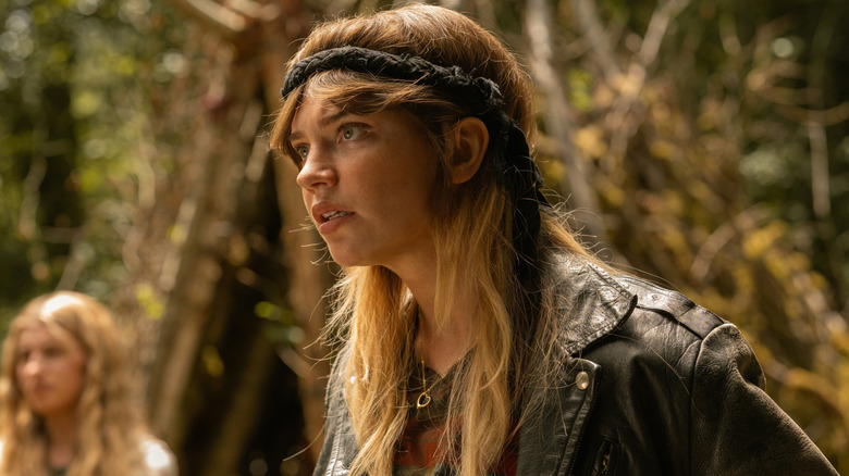 Sophie Thatcher as Natalie in the wild in Yellowjackets