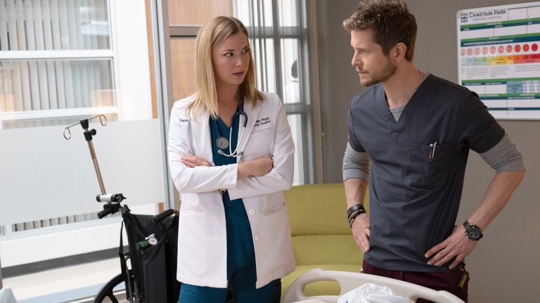 Dr. Conrad Hawkins (Matt Czuchry) and Nicolette (Emily VanCamp) talking on The Resident