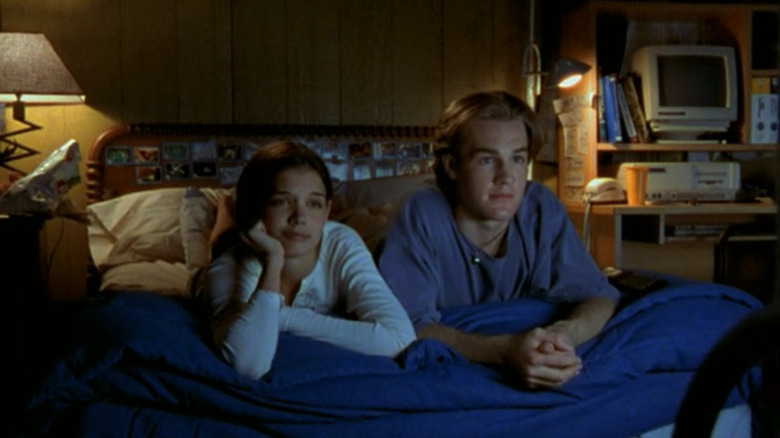 Dawson (James Van Der Beek) and Joey (Katie Holmes) lying on bed watching movie in Dawson's Creek