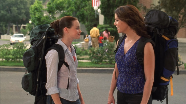 Rory (Alexis Bledel) and Lorelei (Lauren Graham) wearing backpacks on Gilmore Girls