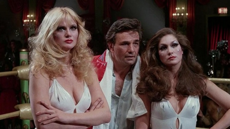 Harry (Peter Falk) encourages The California Dolls (Vicki Frederick and Lauren Landon) in ...All The Marbles