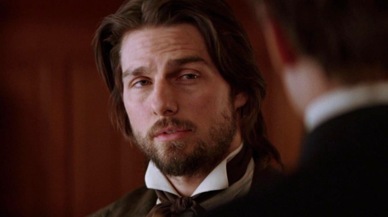 Tom Cruise's Nathan Algren looking to the side in The Last Samurai