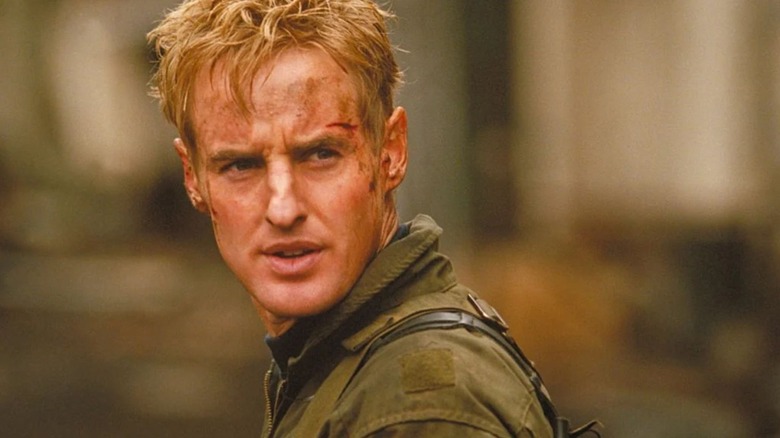 Owen Wilson as Chris "Longhorn" Burnett looks over his shoulder in Behind Enemy Lines