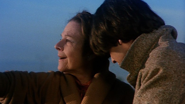 Ruth Gordon as Maude Chardin pointing and smiling while Bud Cort as Harold Chasen stands next to her in Harold and Maude