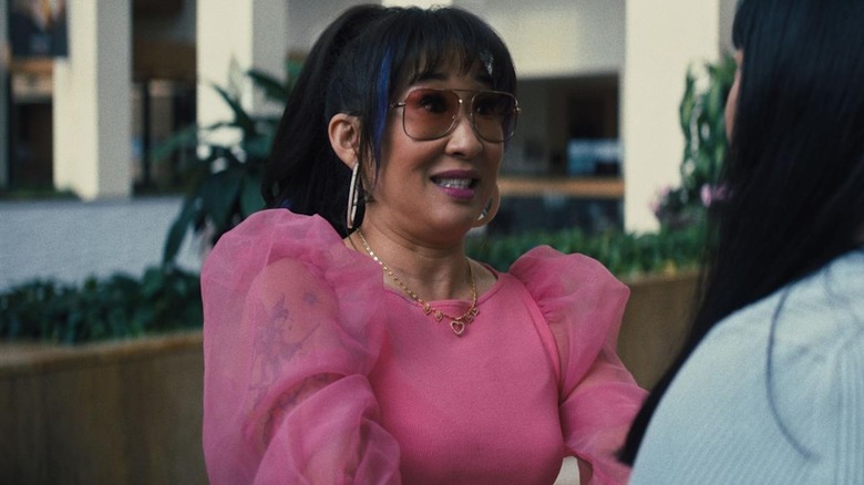 Jenny Yum (Sandra Oh) assuring her sister, Anne (Awkwafina), in Quiz Lady (2023).
