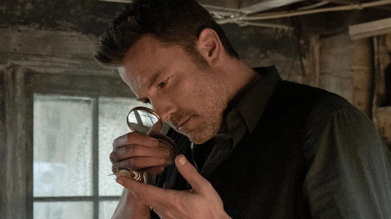 Ben Affleck as Vic examining a snail in Deep Water