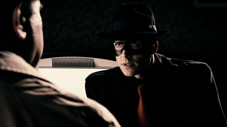 Gabriel Macht, as The Spirit, talks to a police chief in The Spirit
