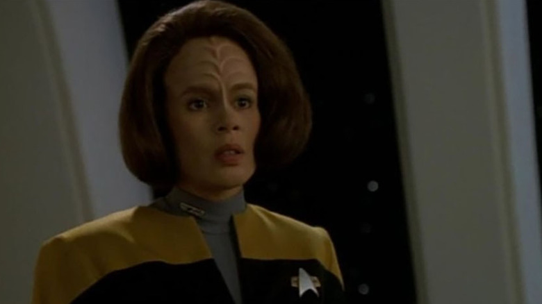 B'Elanna Torres (Roxann Dawson) stands on the bridge in Star Trek: Voyager