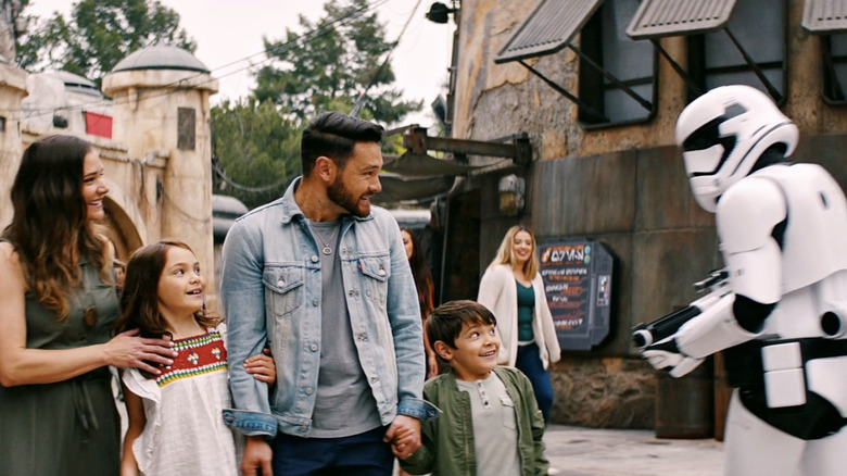 Stormtrooper passing family in Galaxy's Edge