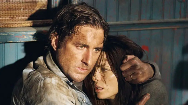 Luke Wilson as David with arms around Kate Beckinsale as Amy looking scared in Vacancy
