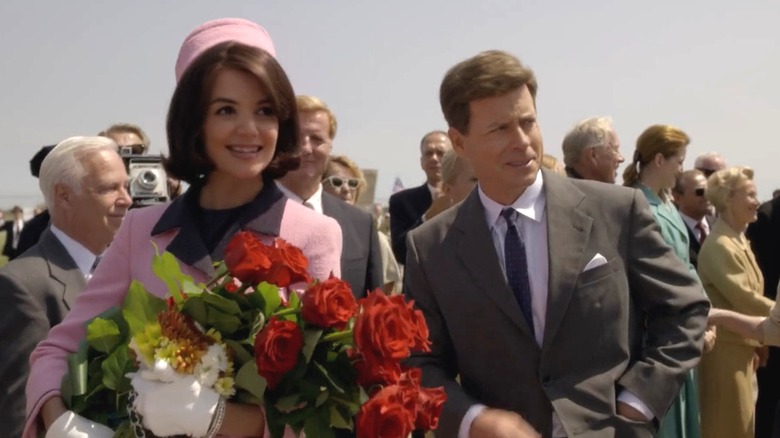 Jackie (Katie Holmes) and John (Greg Kinnear) arriving in Texas in The Kennedys