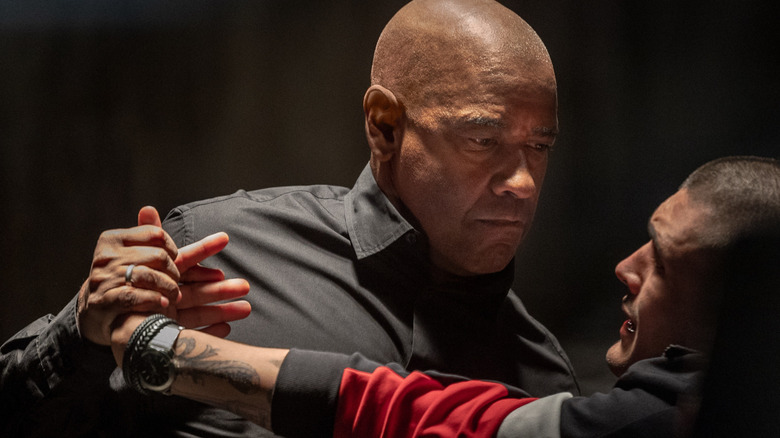 Denzel Washington as Robert McCall getting ready to kill Andrea Dodero as Marco Quaranta in The Equalizer 3