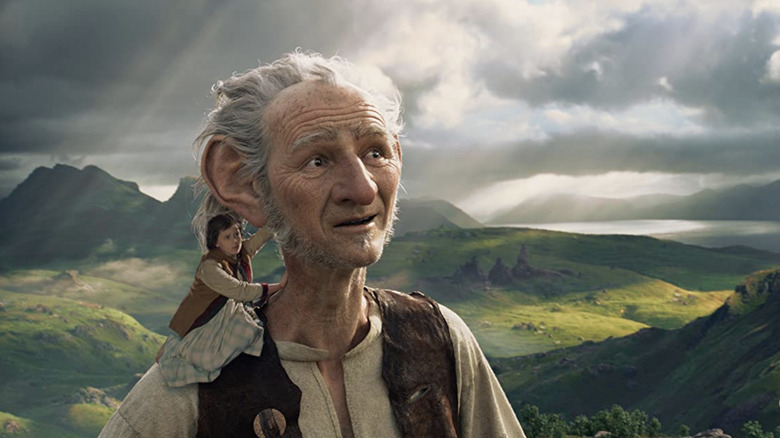 Sophie standing on the BFG's shoulder