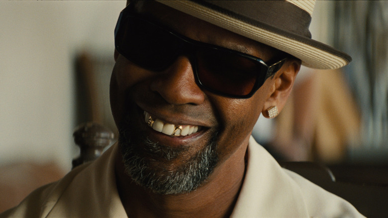 Denzel Washington smiling in 2 Guns 