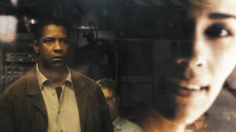 Denzel Washington gazing at an image of Paula Patton in Deja Vu 