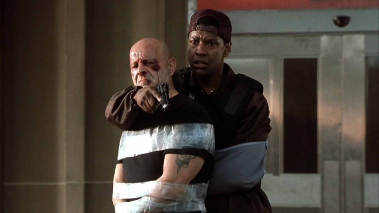 Denzel Washington holding an officer hostage in John Q 