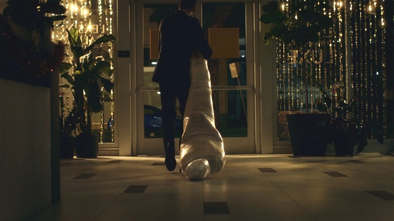 hitman dragging the body 
