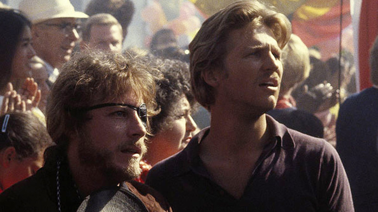 John Heard and Jeff Bridges watching a parade