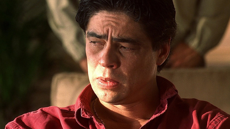 Javier Rodríguez Rodríguez (Benicio del Toro) looks concerned in Traffic (2000)