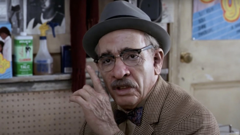 Eddie Murphy as Saul pointing in Coming to America