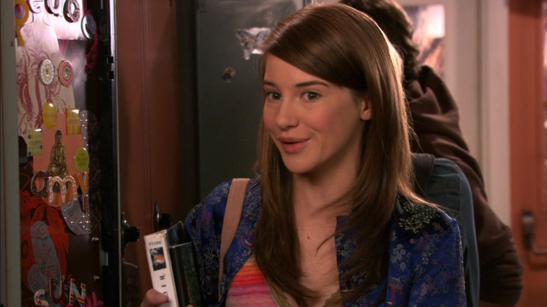Amy Juergens (Shailene Woodley) in a school hallway on The Secret Life of the American Teenager