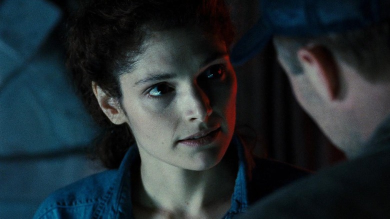 Mary Elizabeth Mastrantonio as Dr. Lindsey Brigman looks at Ed Harris as Bud in The Abyss.