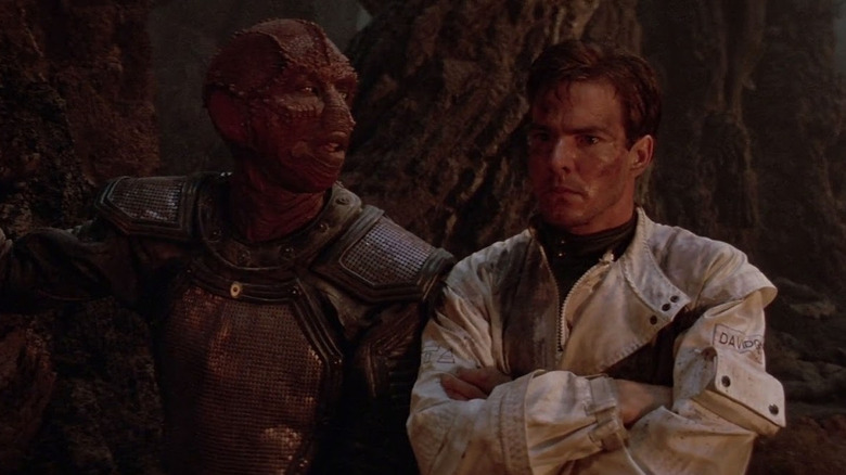 Dennis Quaid as Davidge and Louis Gossett, Jr. as Jariba have an uneasy conversation in Enemy Mine