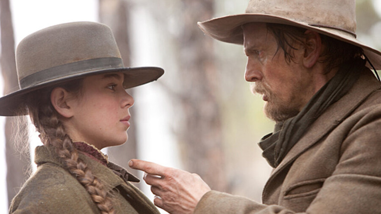 Hailee Steinfeld as Mattie talking to Barry Pepper as Ned Pepper in True Grit
