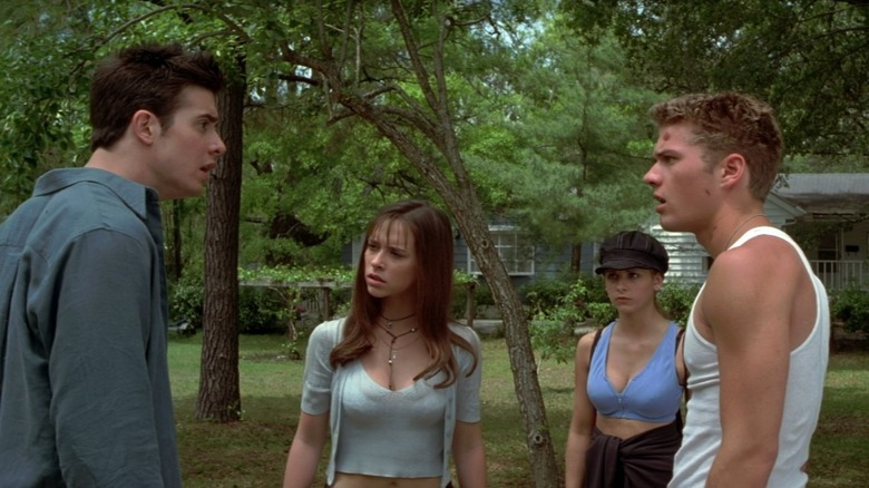 Julie (Jennifer Love Hewitt), Helen (Sarah Michelle Gellar), Barry (Ryan Phillippe), and Ray (Freddie Prinze Jr.) in a circle in I Know What You Did Last Summer