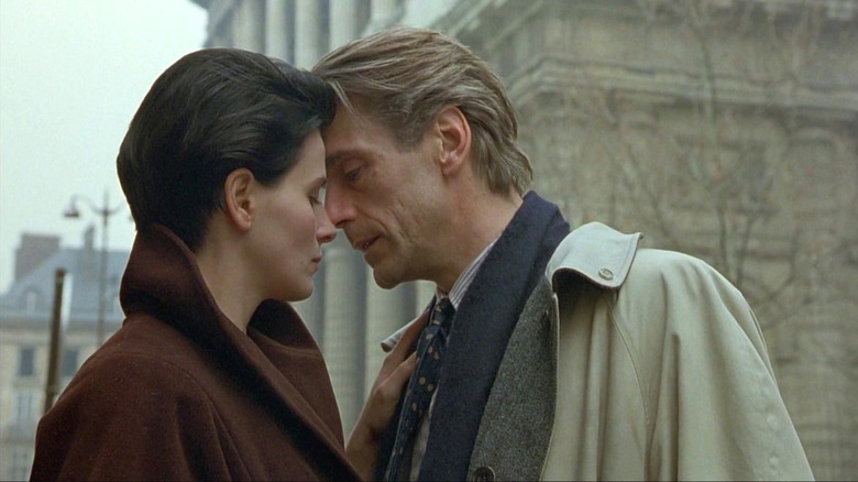 Stephen Fleming (Jeremy Irons) puts his head against Anna Barton (Juliette Binoche) in Damage (1992)