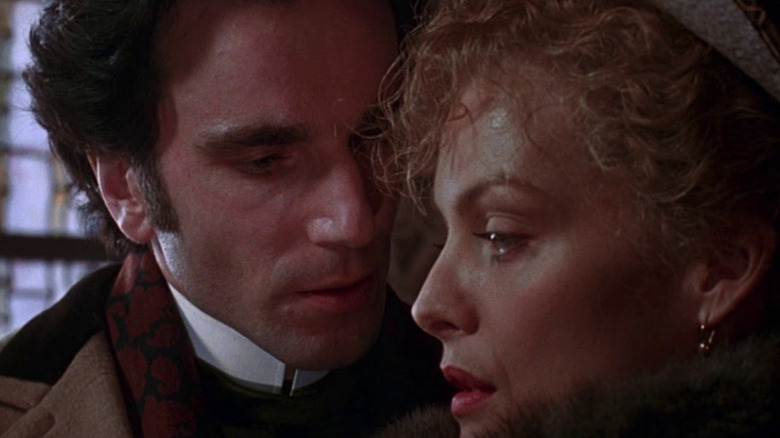 Ellen Olenska (Michelle Pfeiffer) looks concerned next to Newland Archer (Daniel Day-Lewis) in The Age of Innocence (1993)