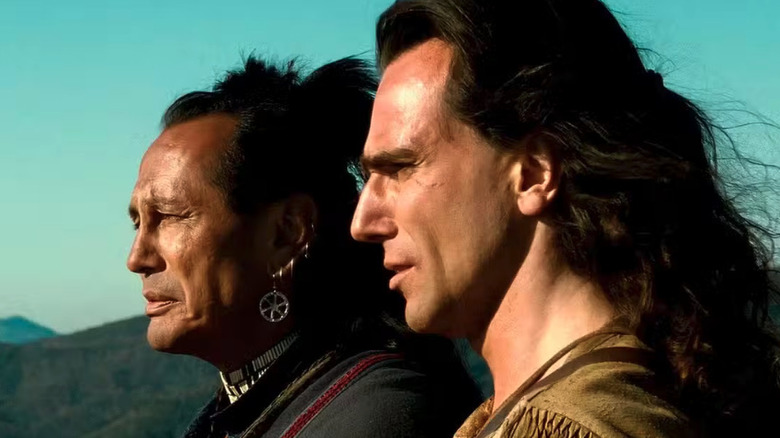Hawkeye (Daniel Day-Lewis) stares at the horizon next to Chingachgook (Russell Means) in The Last of the Mohicans (1992)