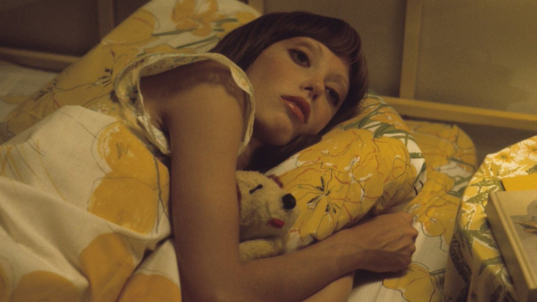 Shelley Duvall as Millie Lammoreaux  laying in bed with a teddy bear in 3 Women