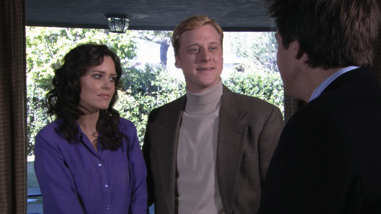 Alan Tudyk and Ione Skye as Terry Veal and Mrs. Veal speaking to Michael on Arrested Development