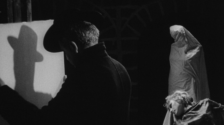 William Campbell as Antonio Sordi holding a canvas in Blood Bath