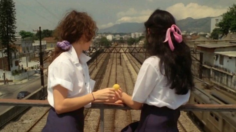 Louise Cardoso as Renata and Cláudia Raia as Márcia looking at a railway from a bridge in Killed the Family and Went to the Movies