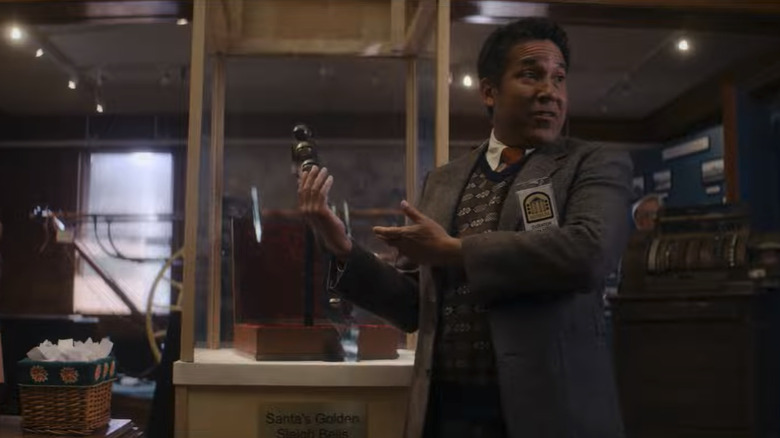 Oscar Nuñez as Glenn Martin, gesturing to the Christmas bells in A Christmas Mystery