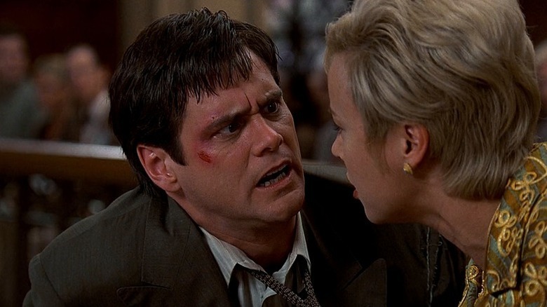 A beat-up Fletcher Reede (Jim Carrey) speaks to Samantha Cole (Jennifer Tilly) in a courtroom in Liar Liar
