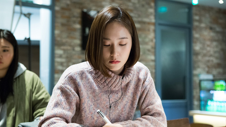 Kim Ji-ho (Krystal Jung) writes a letter in Prison Playbook